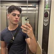 Estudiante universitario de la carrera de estudios ingleses. Puedo dar clases de español, inglés, francés i incluso de deportes